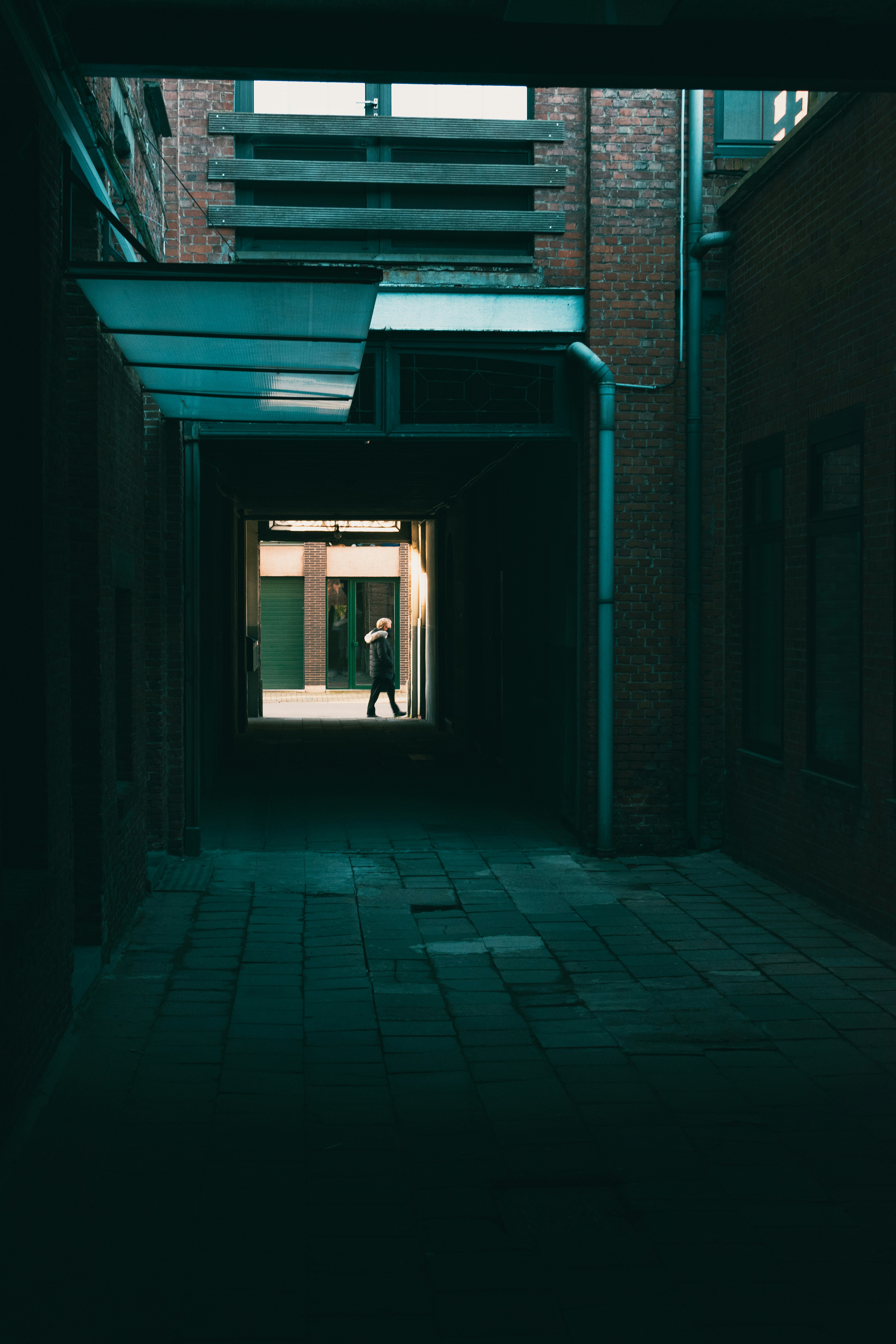 Une personne marchant dans une ruelle sombre photo – Image gratuite de ...