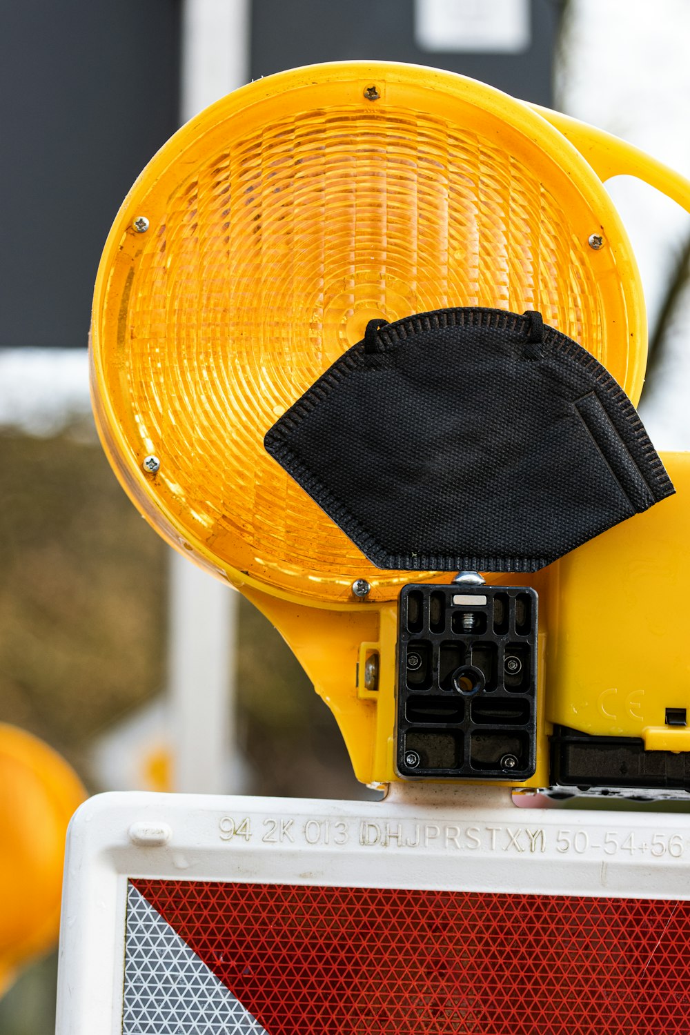 un semaforo giallo seduto in cima a un segnale stradale