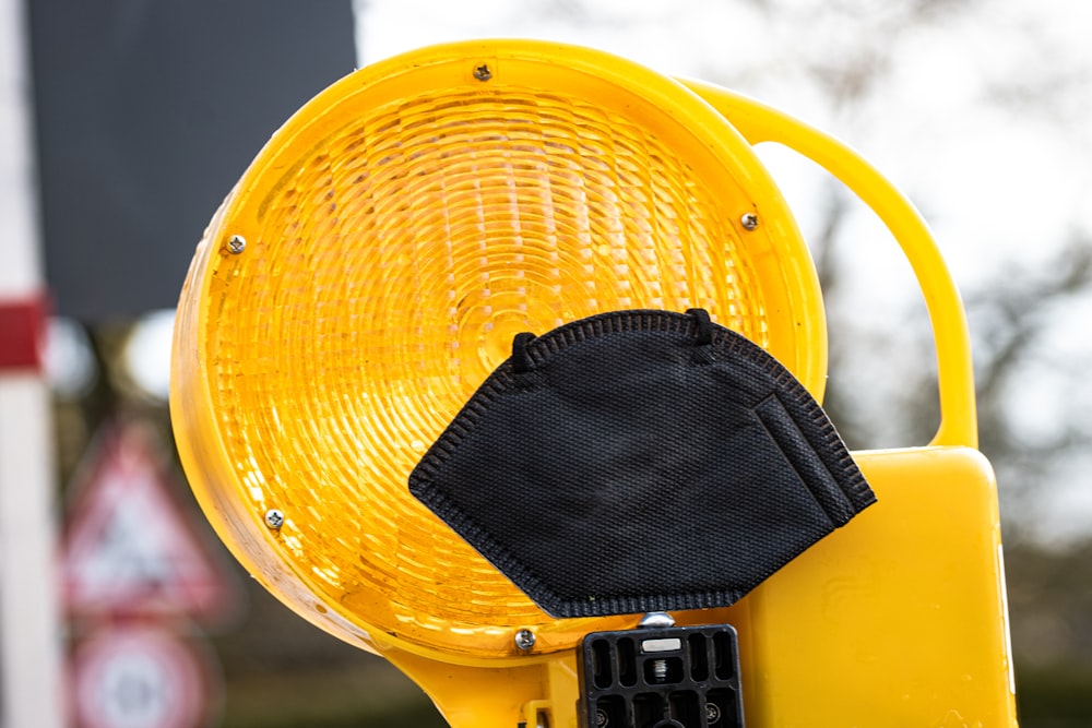 um close up de um semáforo amarelo