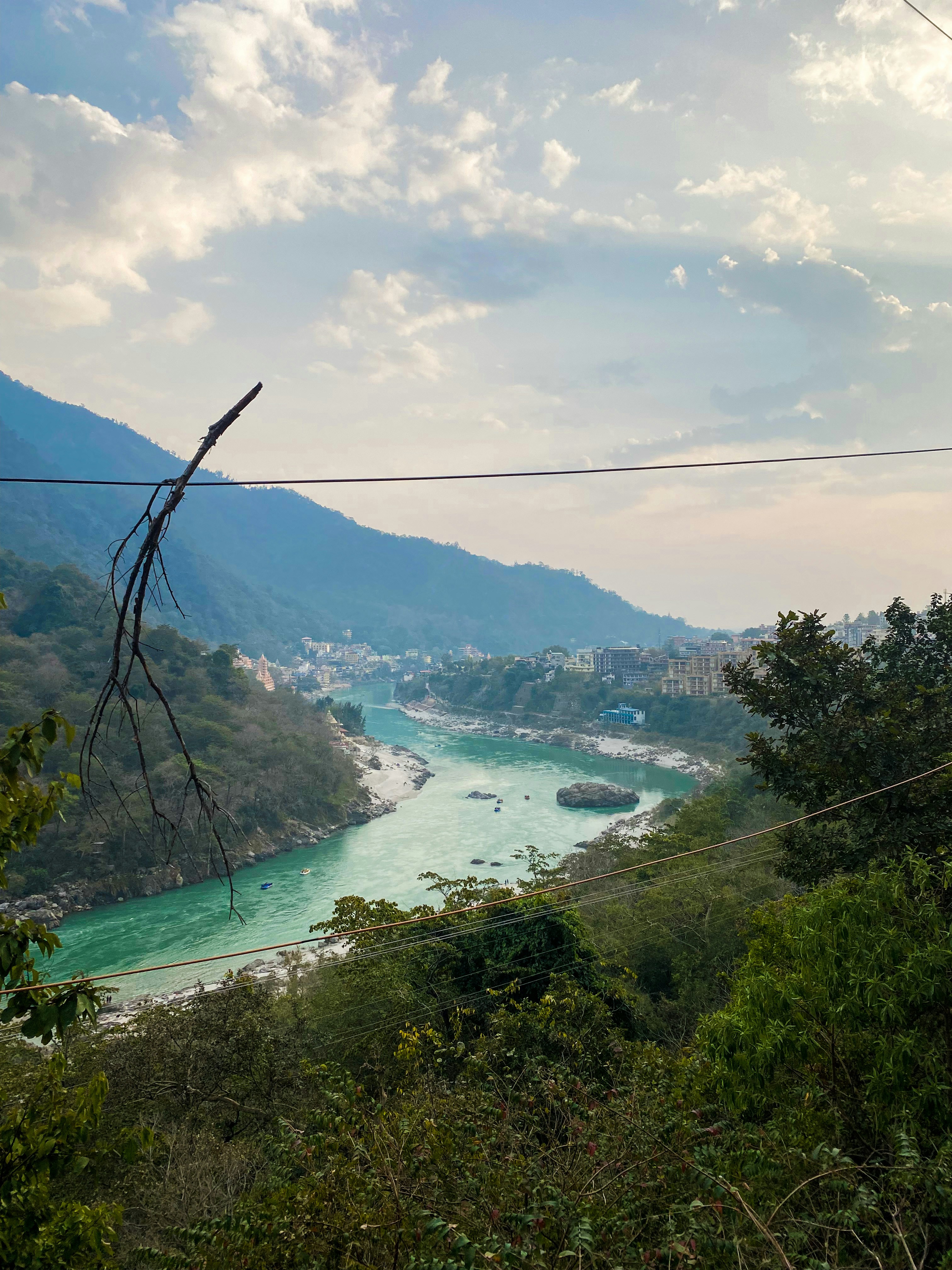 Ein Fluss, der durch ein üppiges grünes Tal fließt