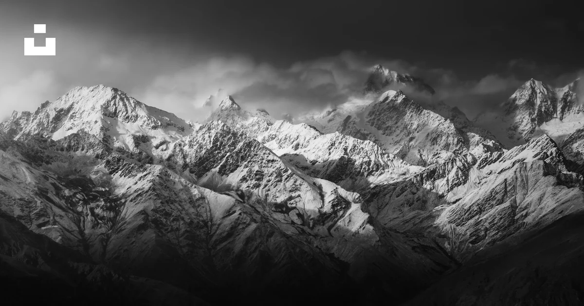 Une Photo En Noir Et Blanc D une Cha ne De Montagnes Photo Photo La une-photo-en-noir-et-blanc-d-une-cha-ne-de-montagnes-photo-photo-la