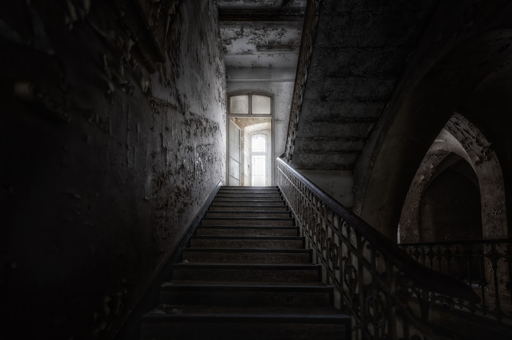 un conjunto de escaleras que conducen a una puerta