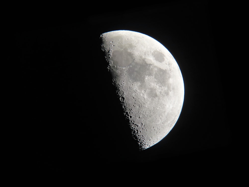 Un primer plano de una media luna en el cielo oscuro