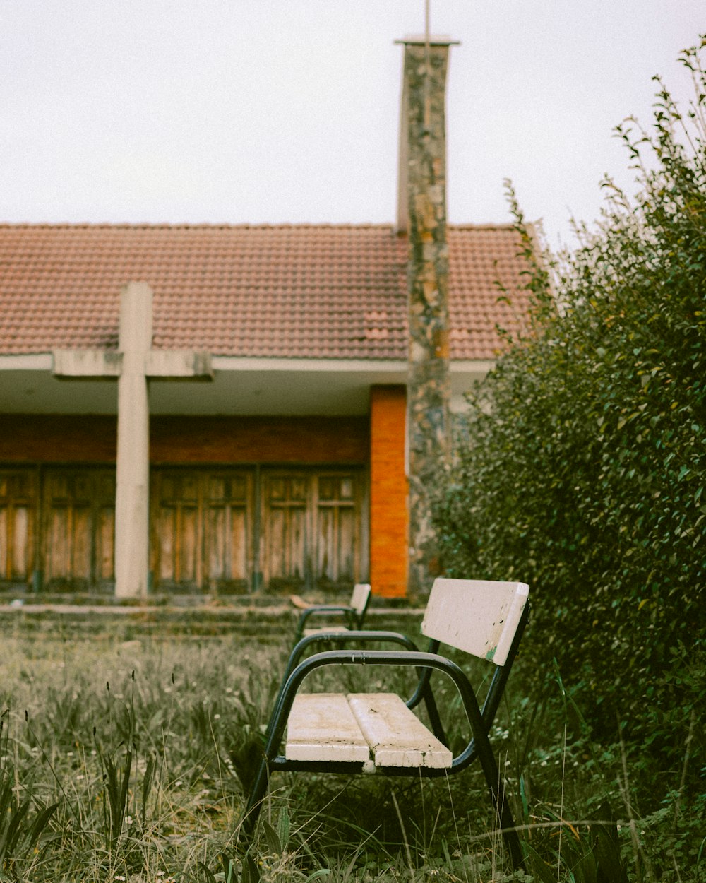 a wooden bench sitting in front of a building