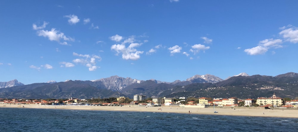 uma vista de uma praia com montanhas ao fundo