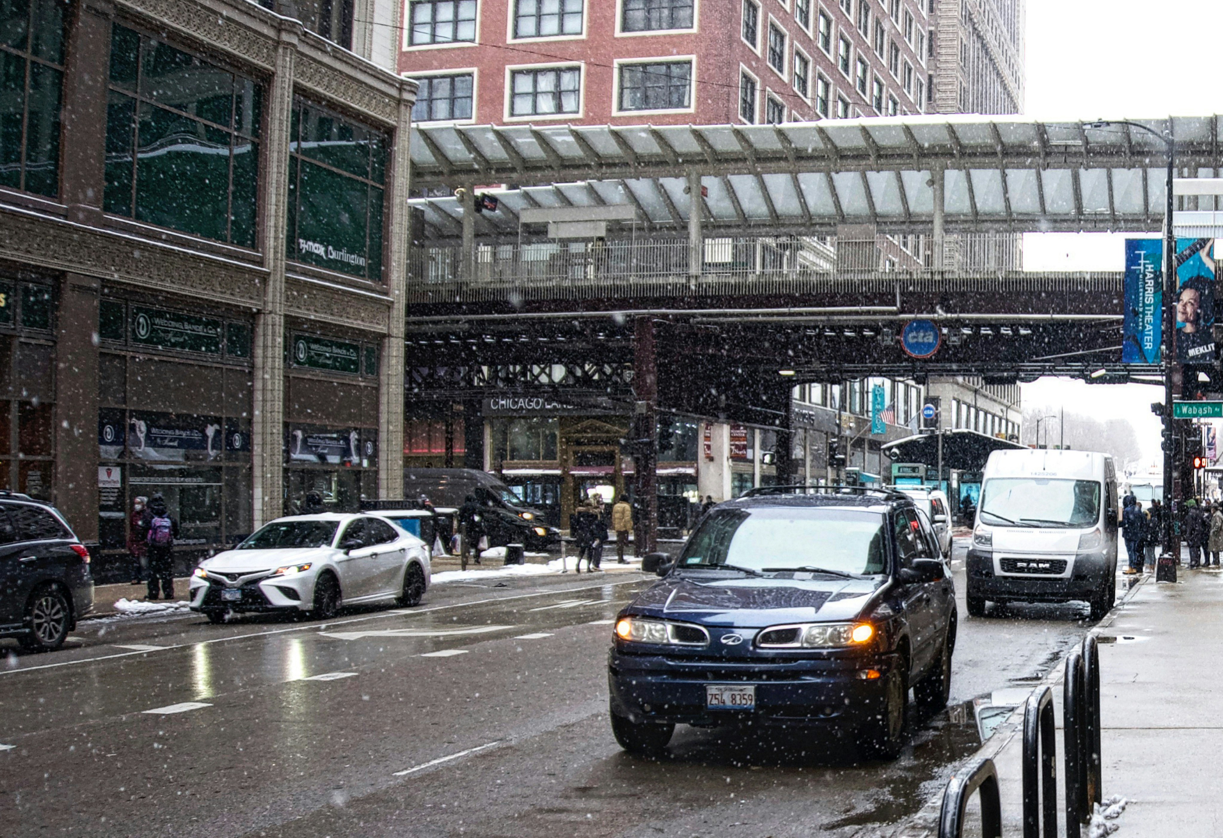 Busy street in Chicago's West Loop neighborhood - Chicago luxury loft rentals