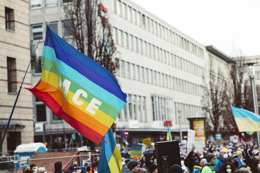 um grupo de pessoas segurando uma bandeira do arco-íris