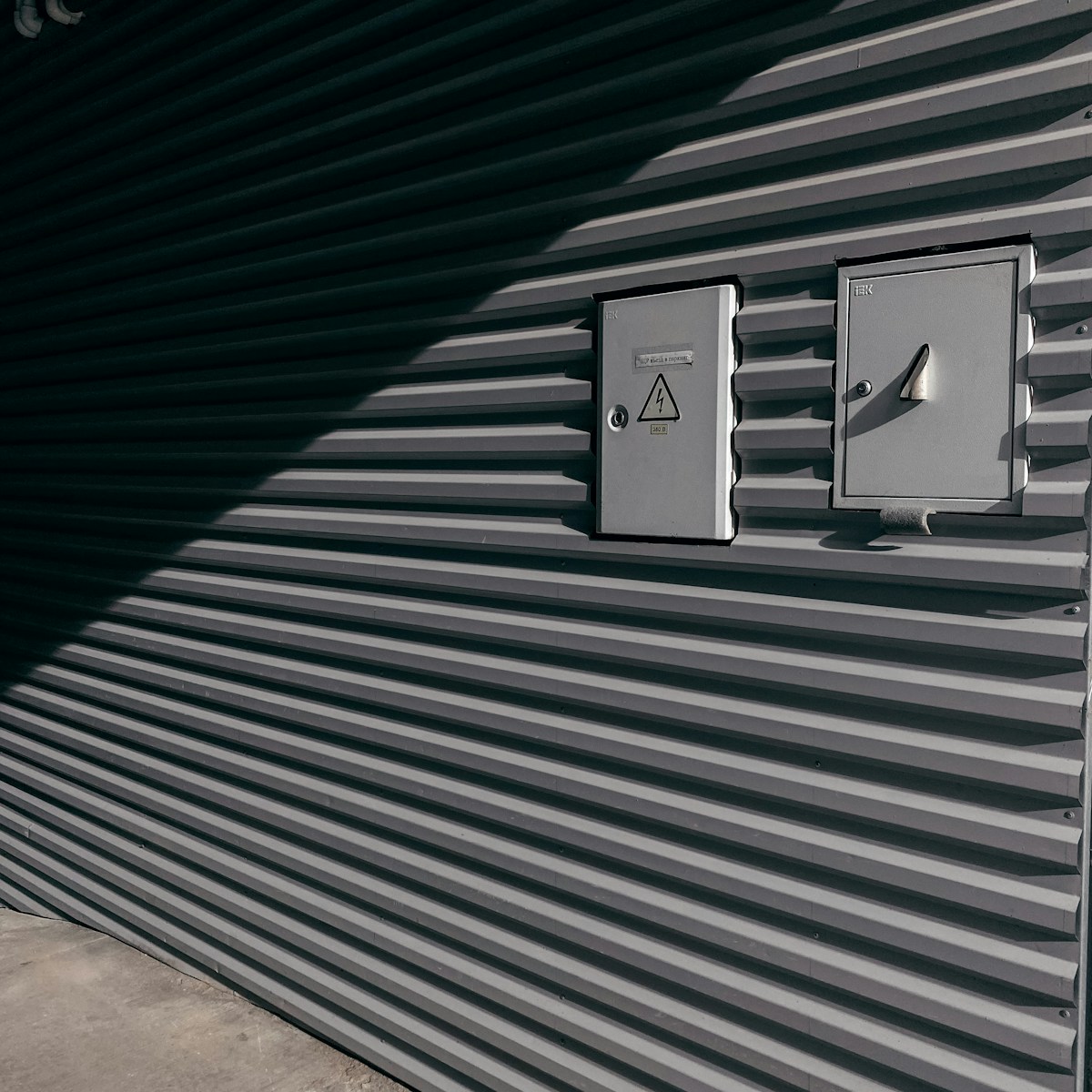 Remote control installation for roller shutters image background image