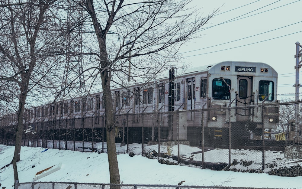 Un tren que viaja sobre un puente cubierto de nieve