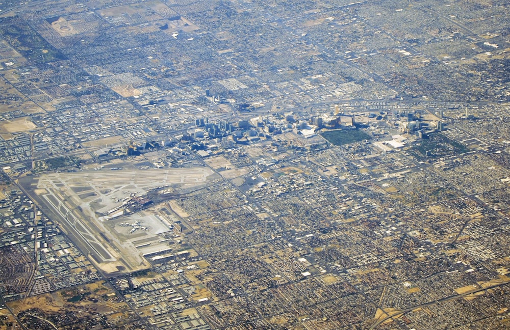 Una vista aerea di una città da un aereo