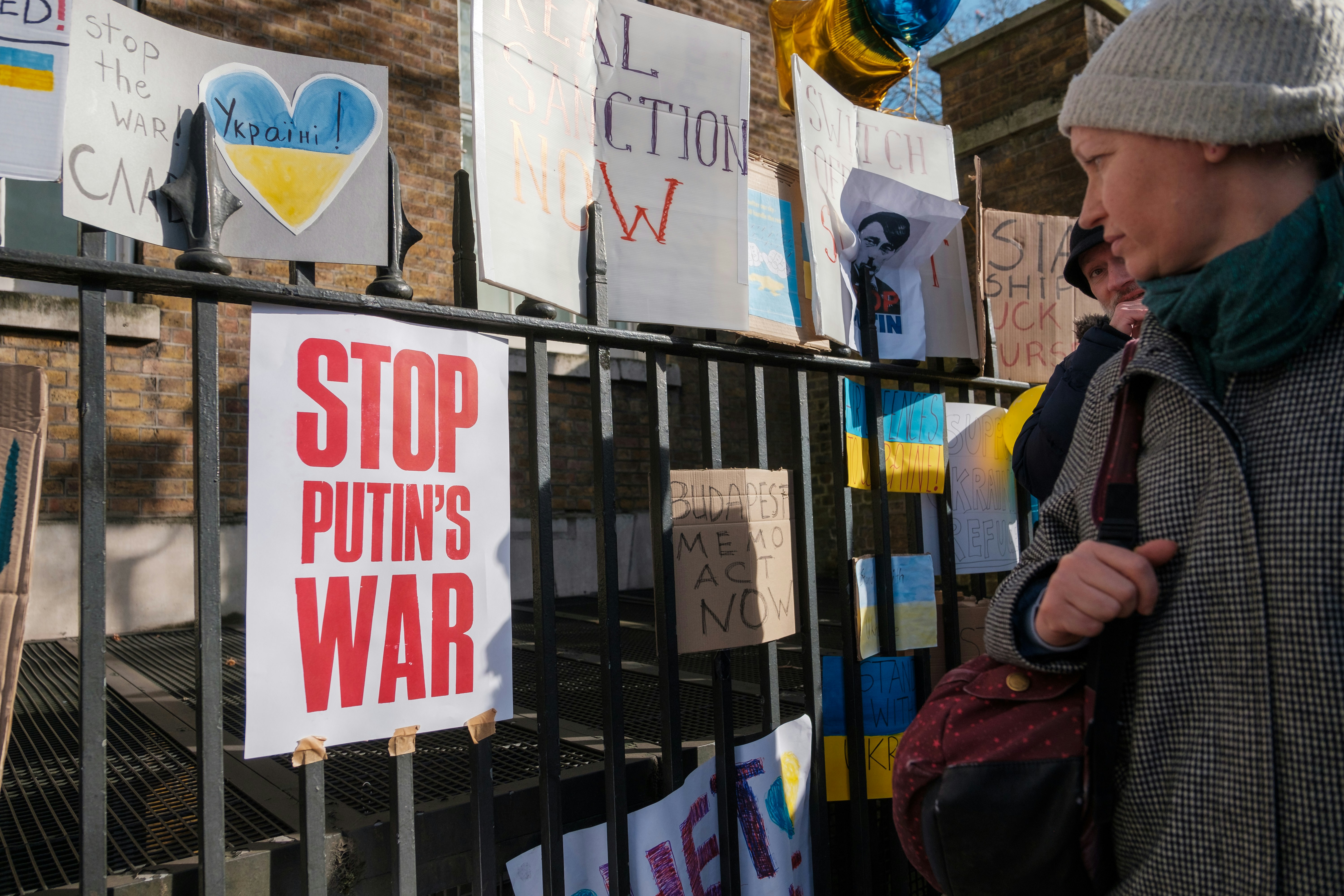Ukrainian Protests Continue into the weekend for now it's 4th day, with actions happening on Whitehall and outside the Russian Embassy in Notting Hill