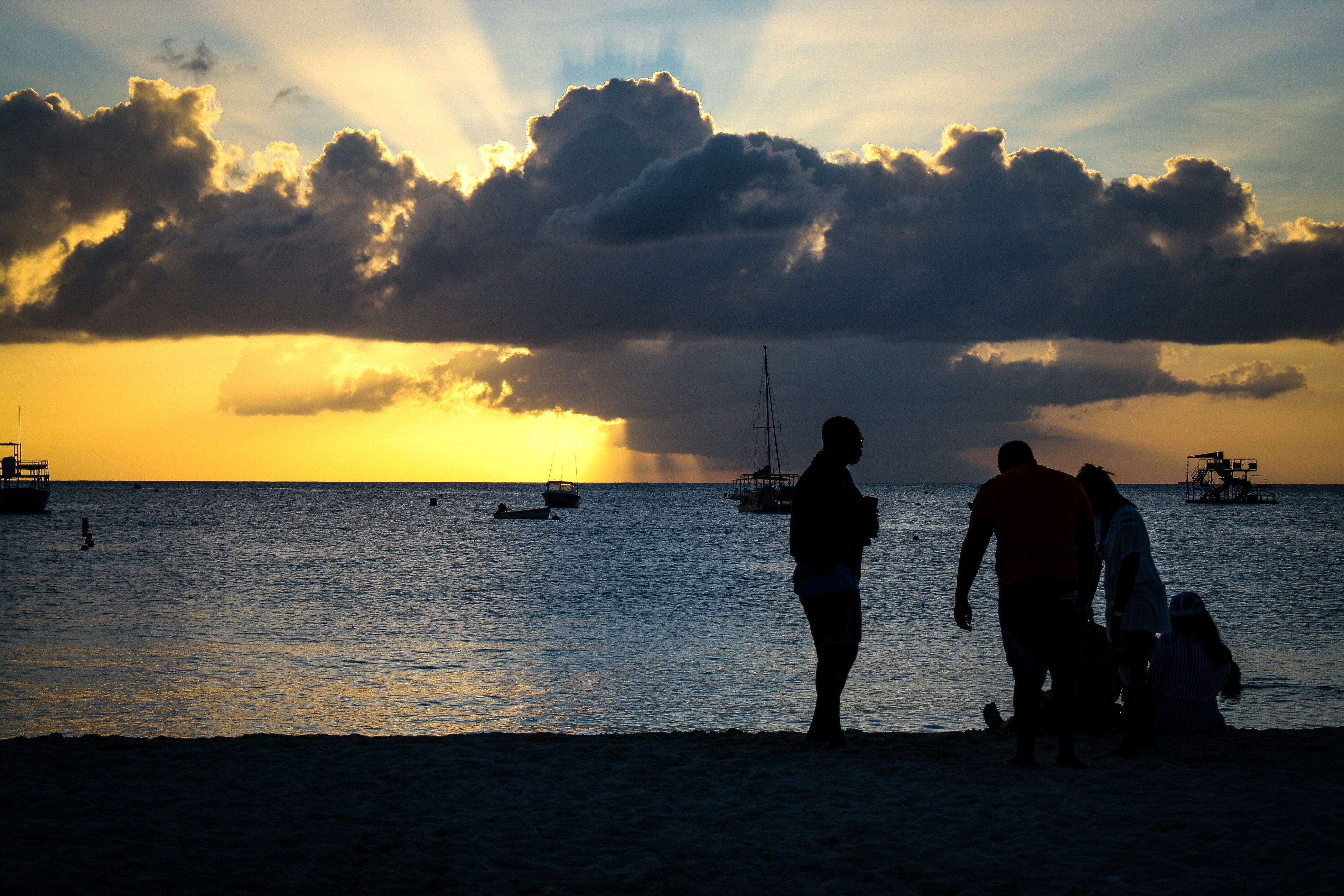 Eine Gruppe von Menschen, die oben auf einem Strand stehen