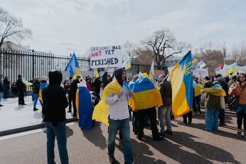 Un groupe de personnes debout autour tenant des drapeaux