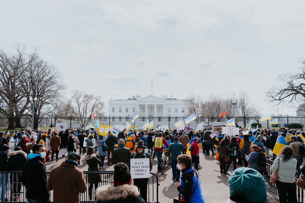 Une grande foule de personnes debout devant la Maison Blanche