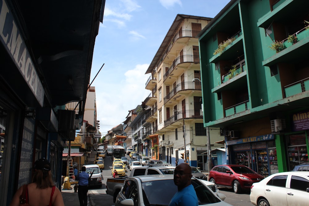 a busy city street filled with lots of traffic