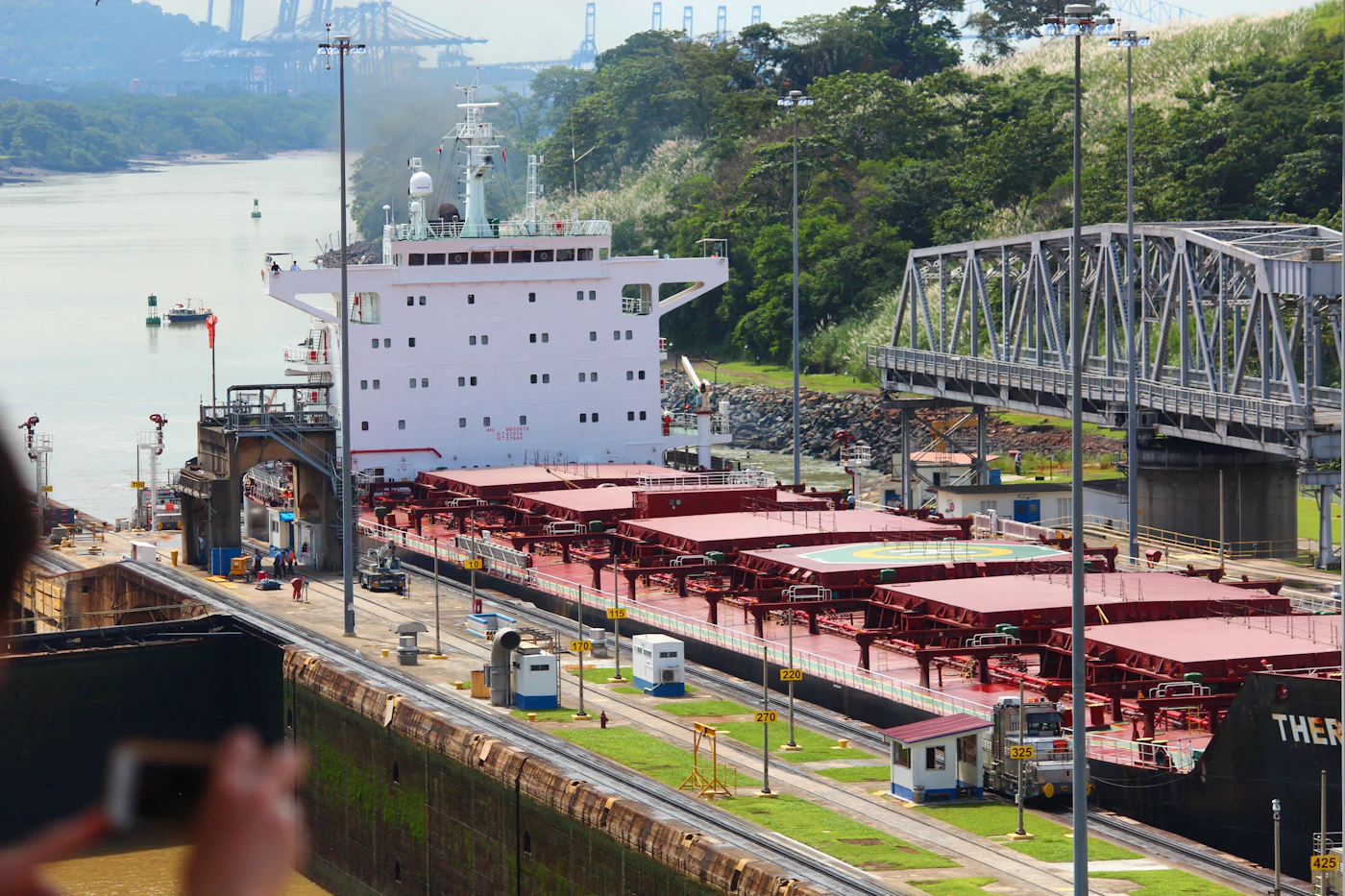Ein Frachtschiff durchquert die Schleusenkammern von Miraflores am Panama-Kanal