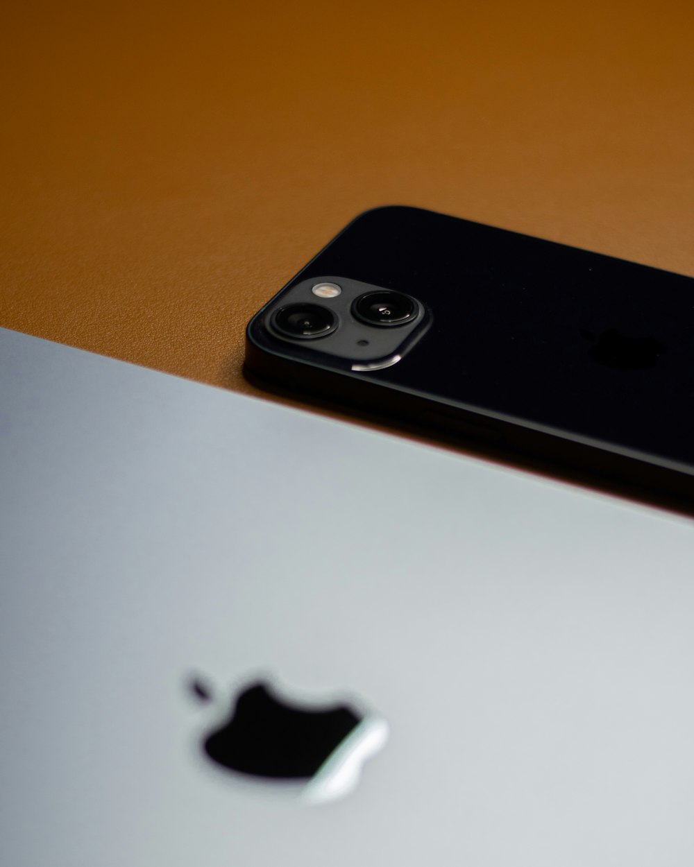 um close up de um iphone em uma mesa