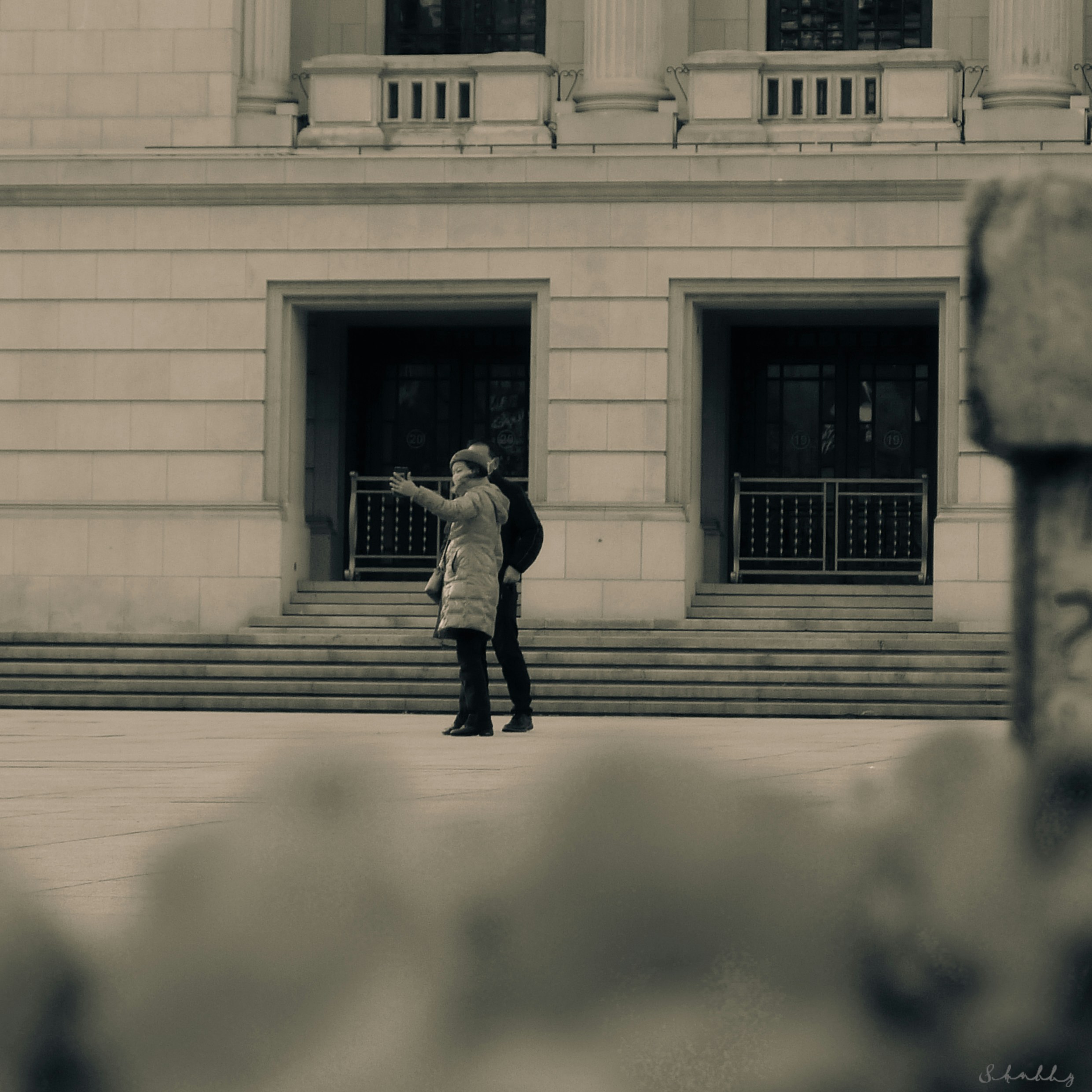 The old couple is taking photos with Shanghai Concert Hall, precious moments to memorize and reminisce.