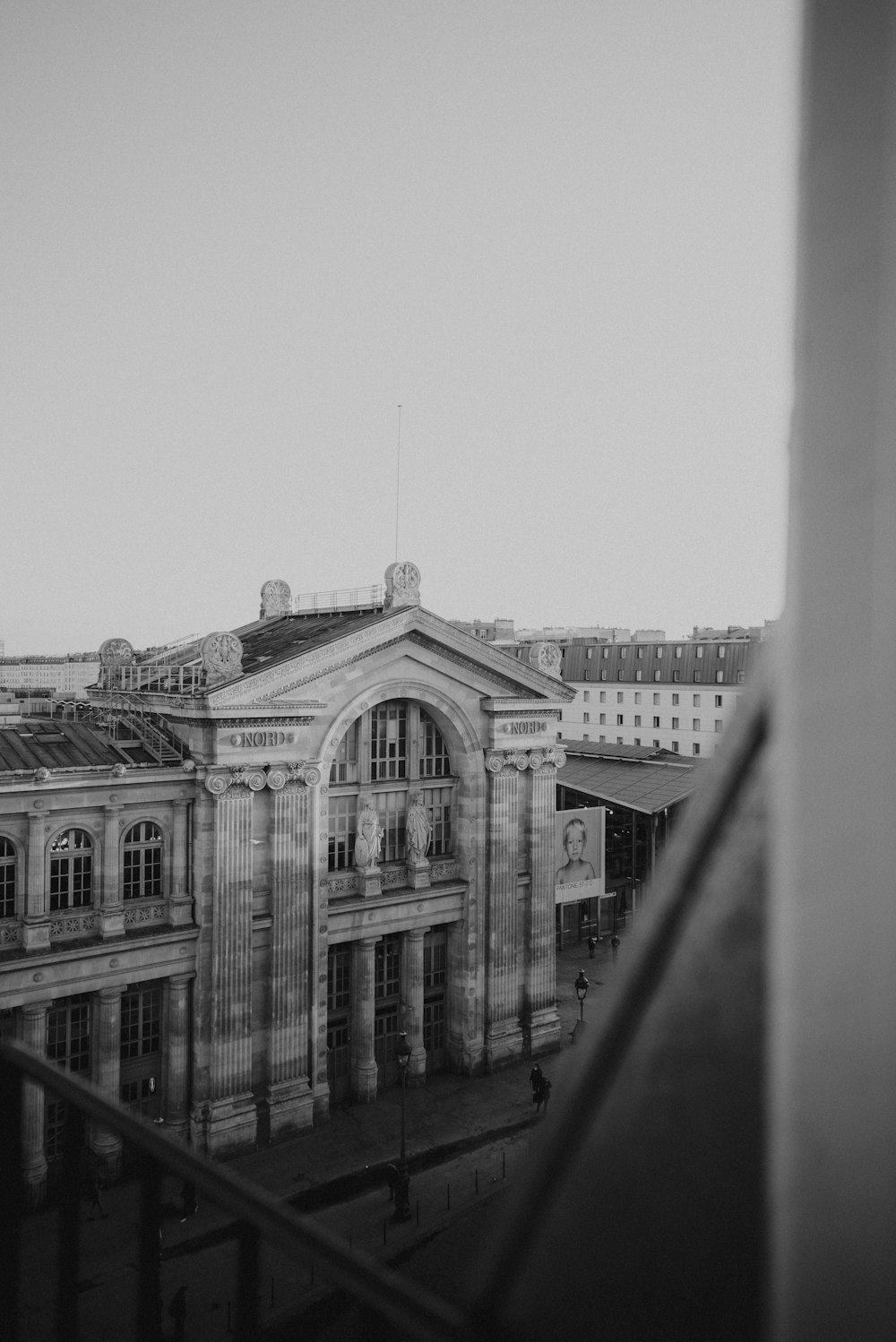 a black and white photo of a building