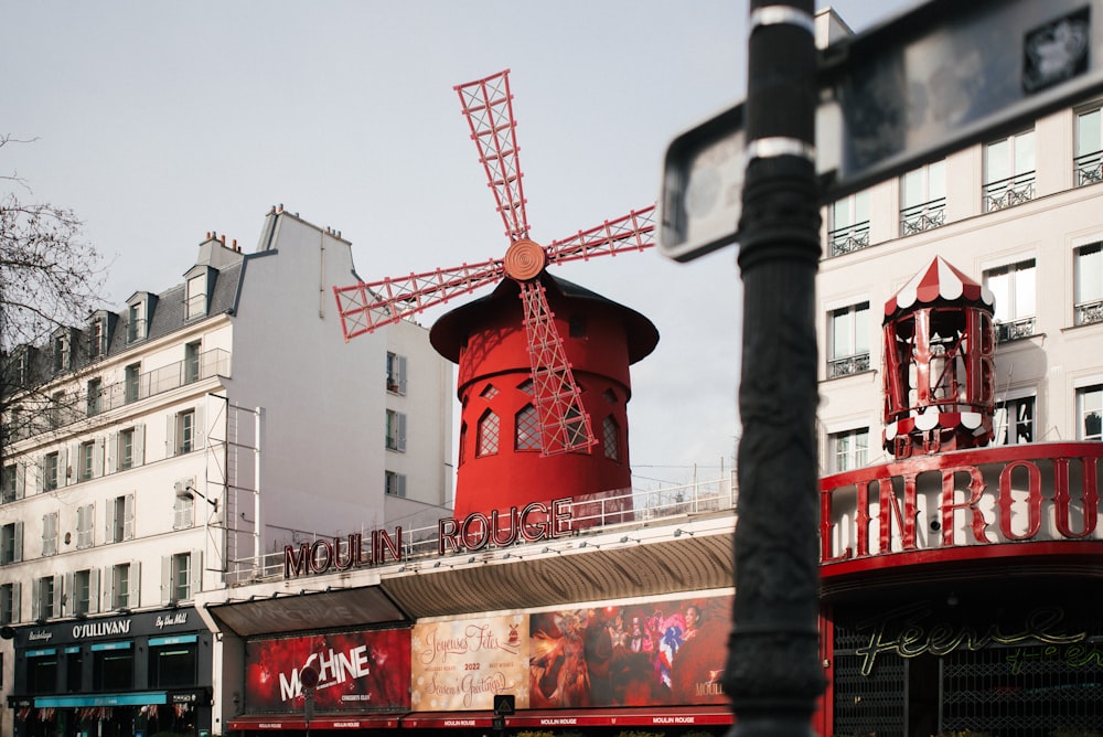 un grand moulin à vent rouge au sommet d’un bâtiment