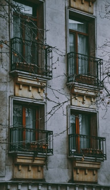 framing with frames for photo composition,how to photograph a clock on the side of a building