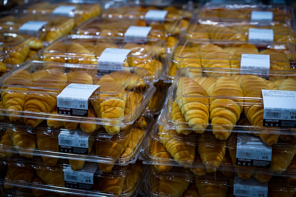 Un gros plan de nombreuses pâtisseries dans des récipients en plastique