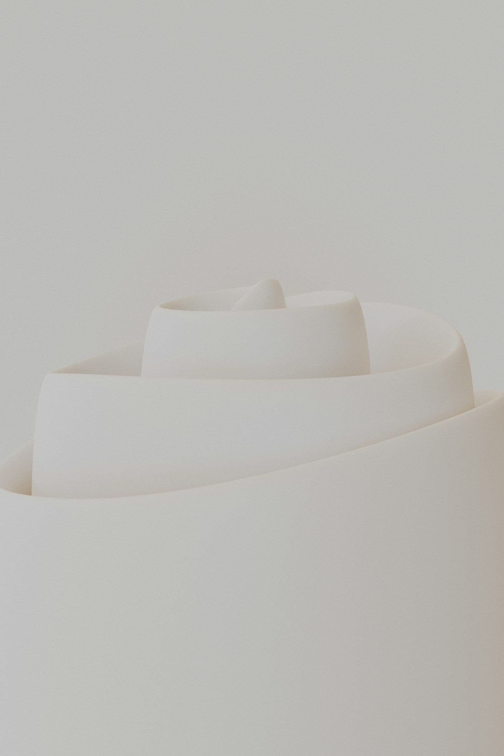 Un primer plano de un objeto blanco con un fondo blanco