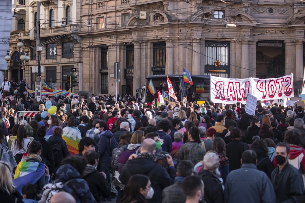 Un gran grupo de personas de pie frente a un edificio