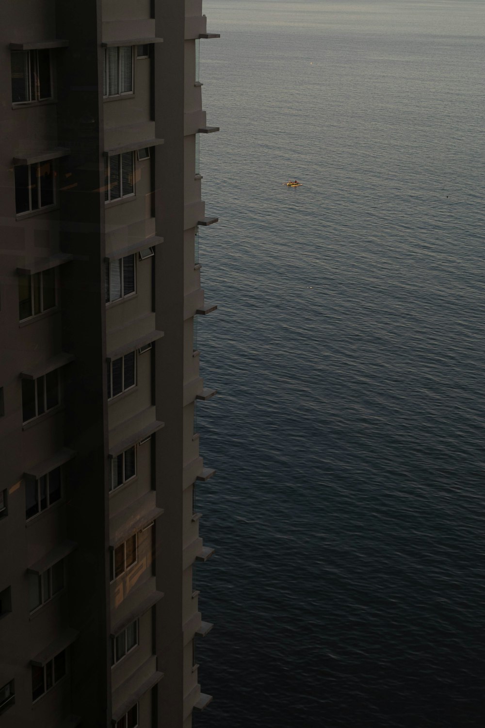 Una vista de un cuerpo de agua desde un edificio de gran altura