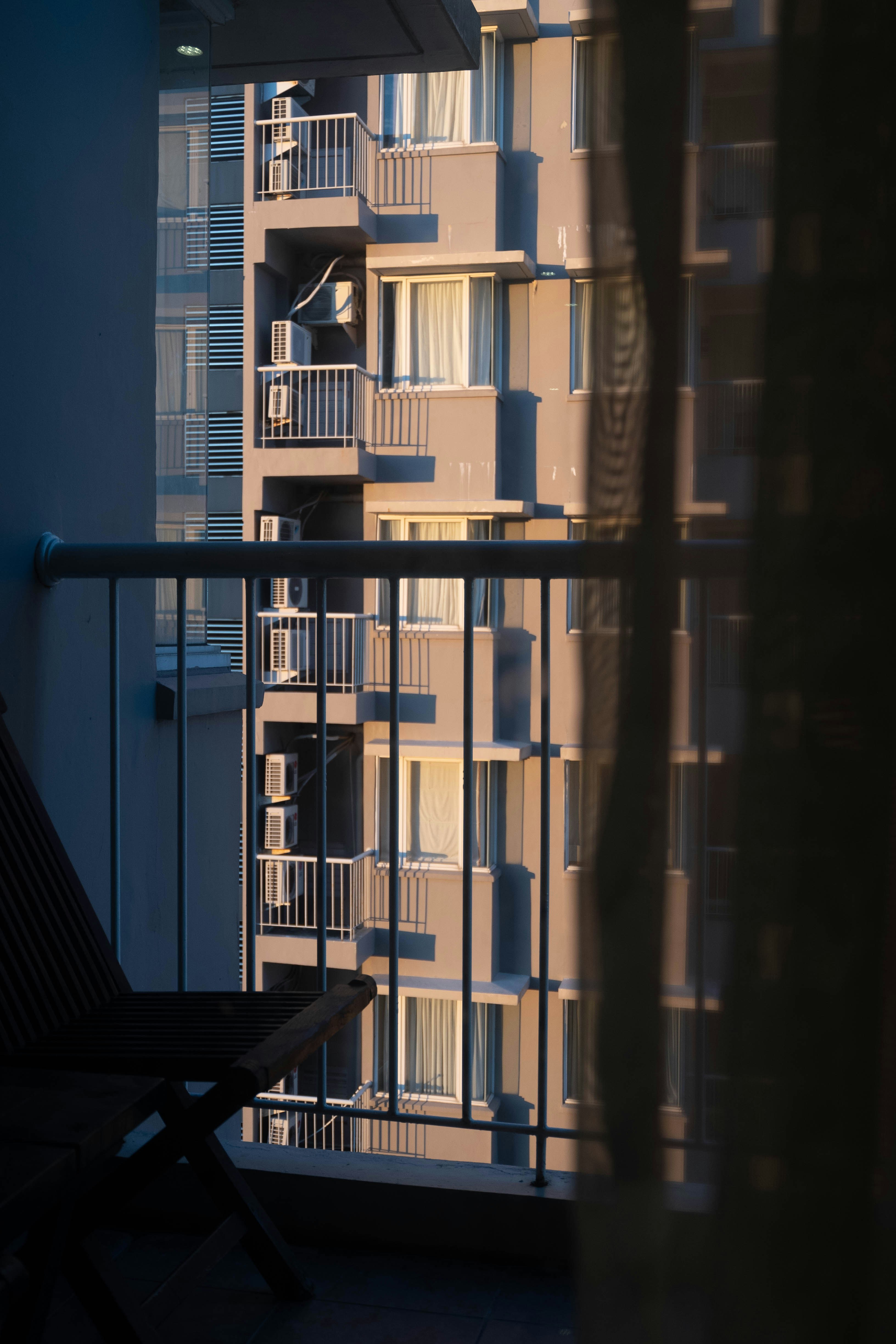 Blick auf ein Gebäude von einem Balkon