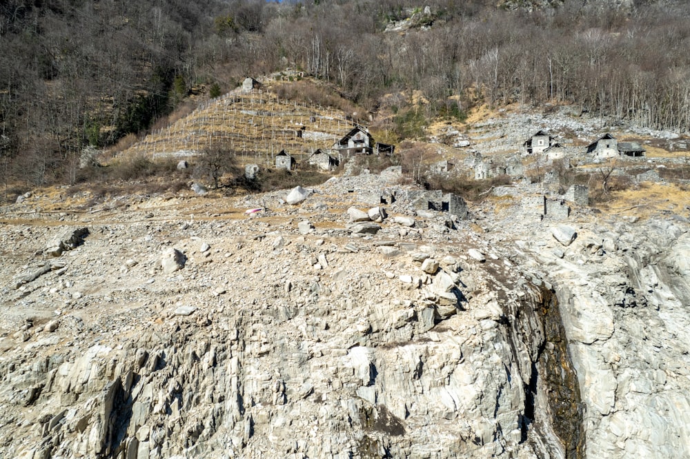 una scogliera rocciosa con una piccola casa in cima