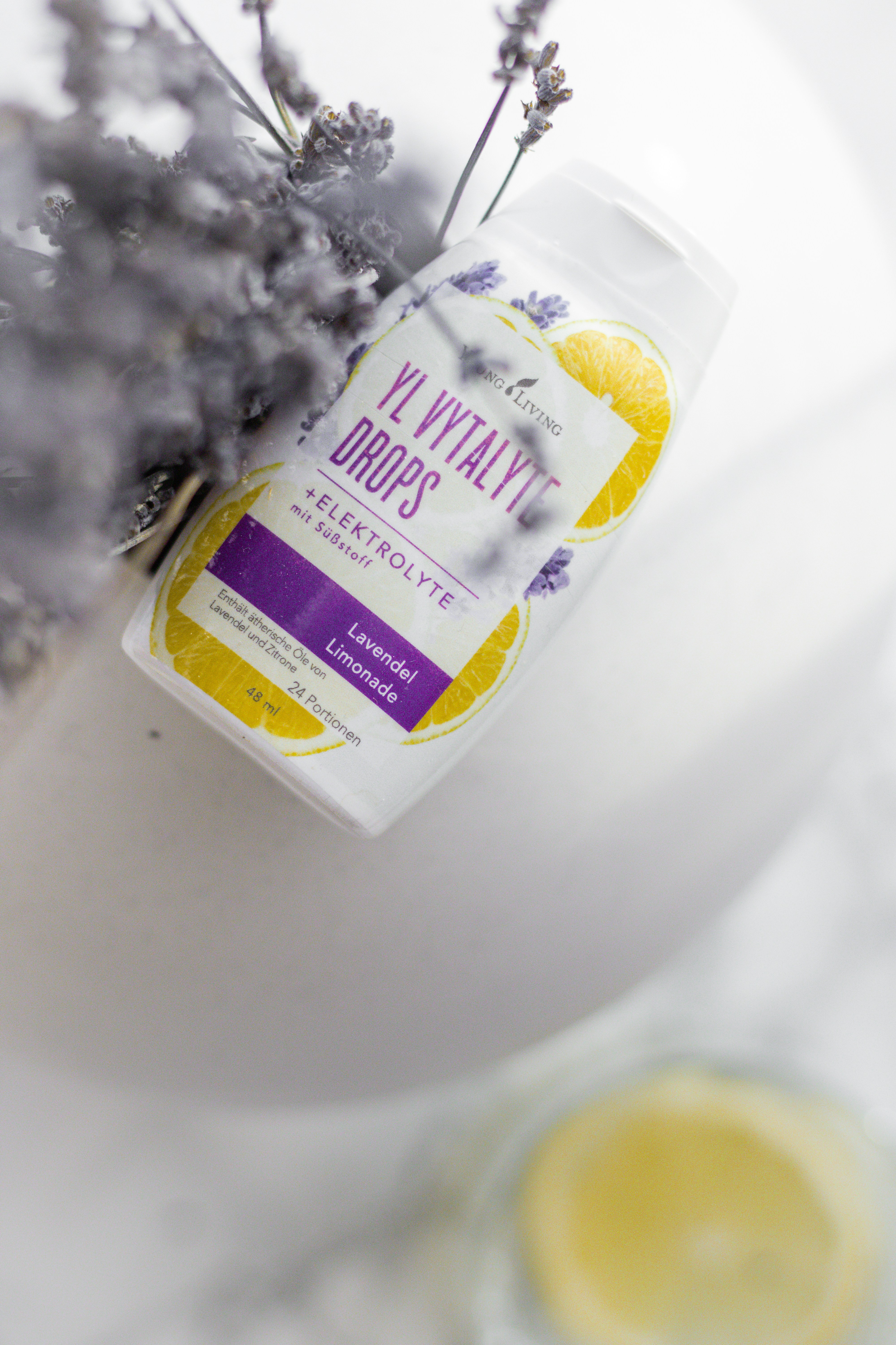 uma garrafa de desodorante ao lado de uma planta