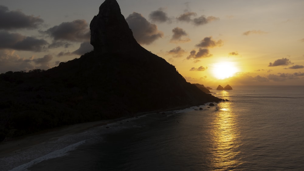 Una puesta de sol sobre un cuerpo de agua