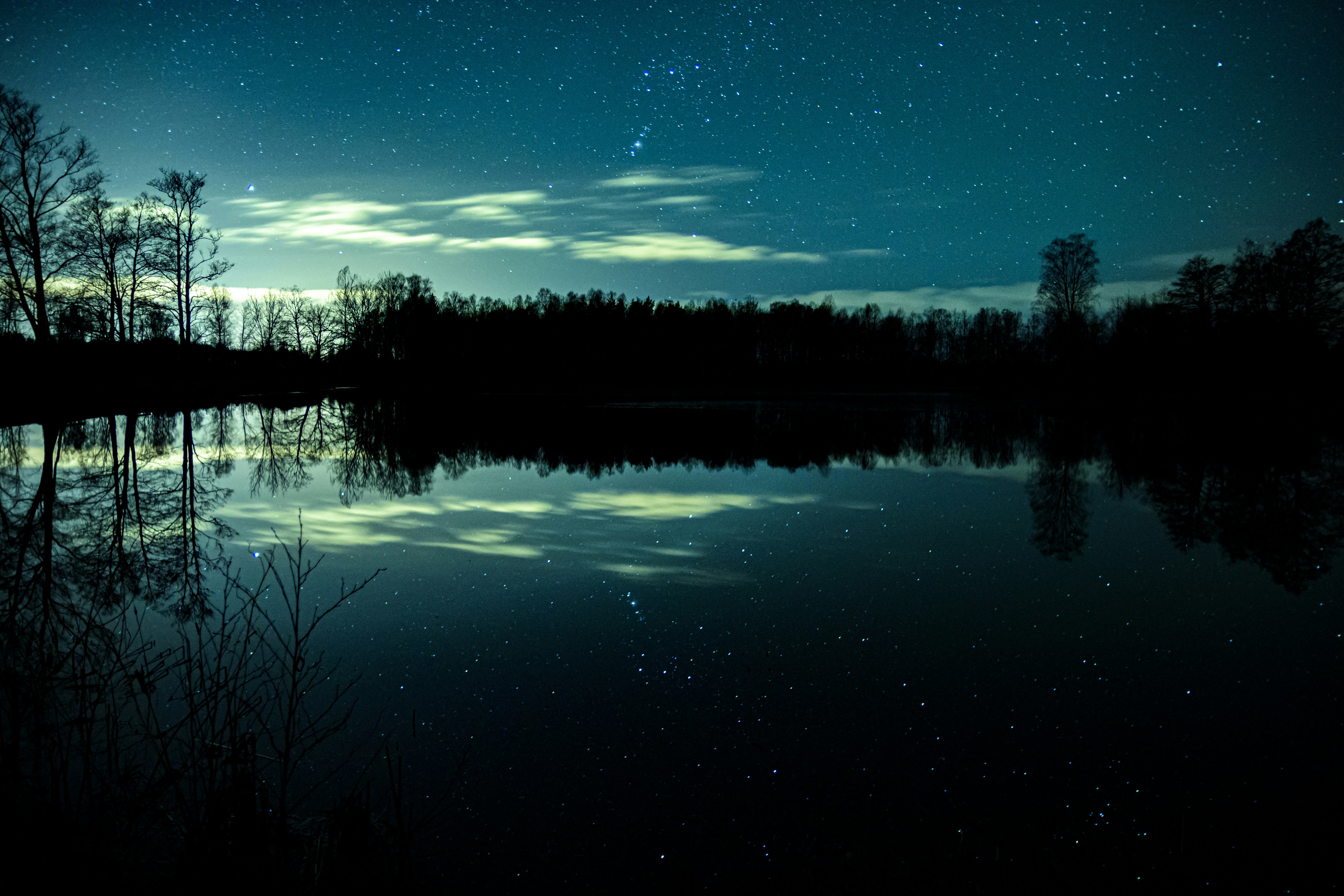the night sky is reflected in the water