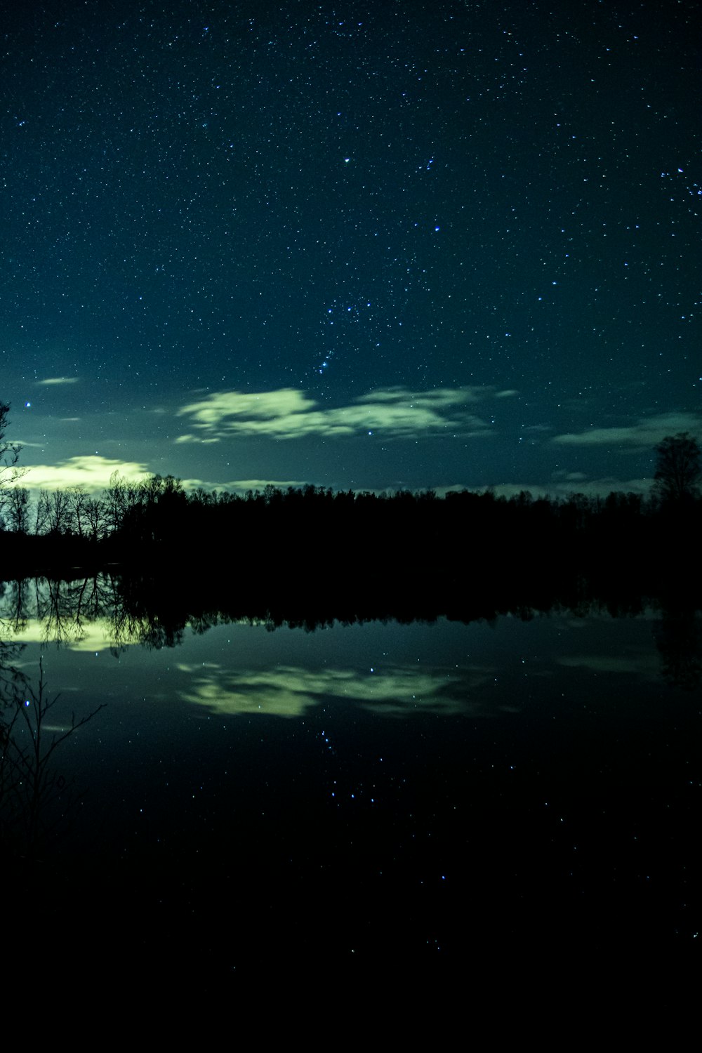 the night sky is reflected in the water