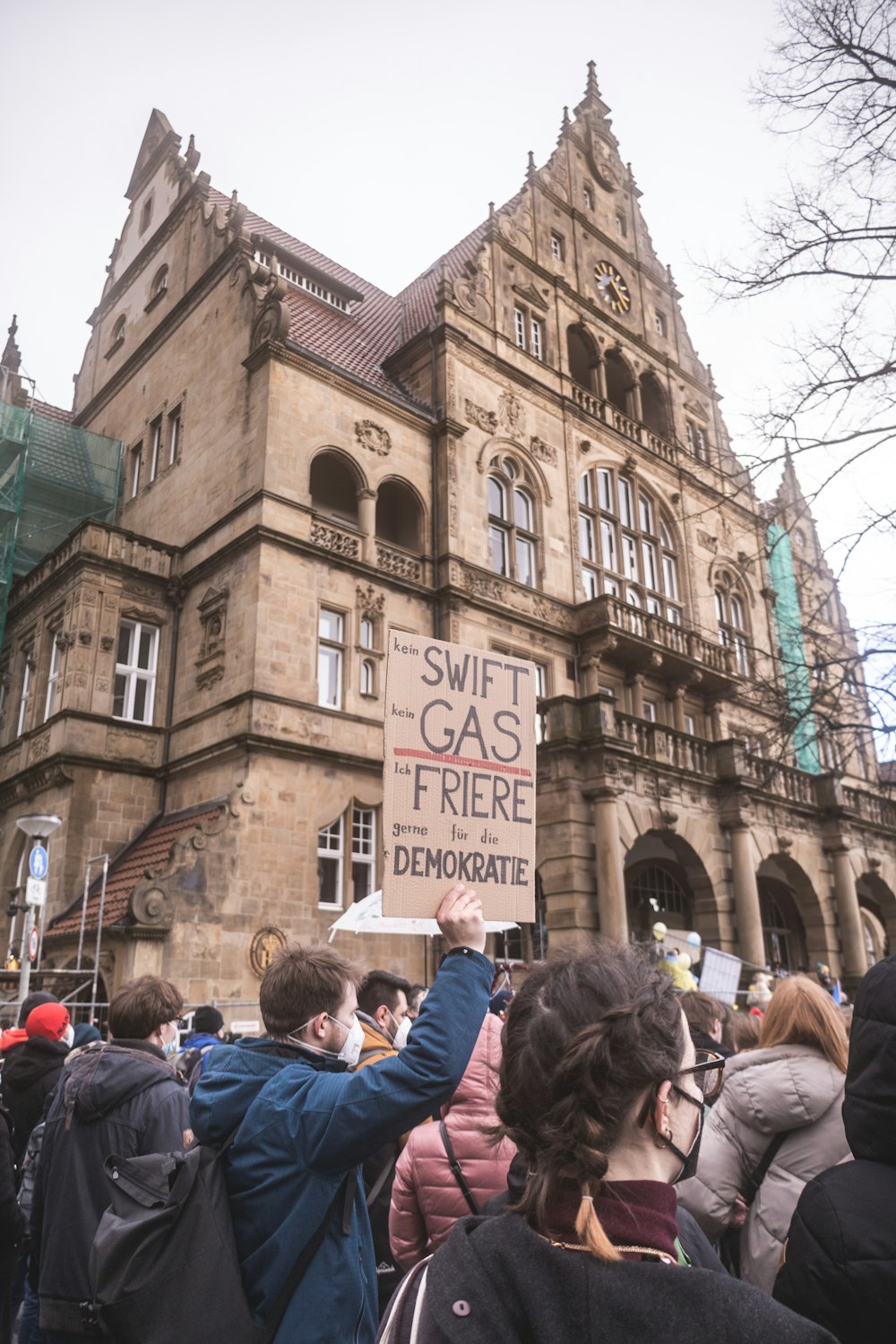 Eine Menschenmenge steht vor einem großen Gebäude