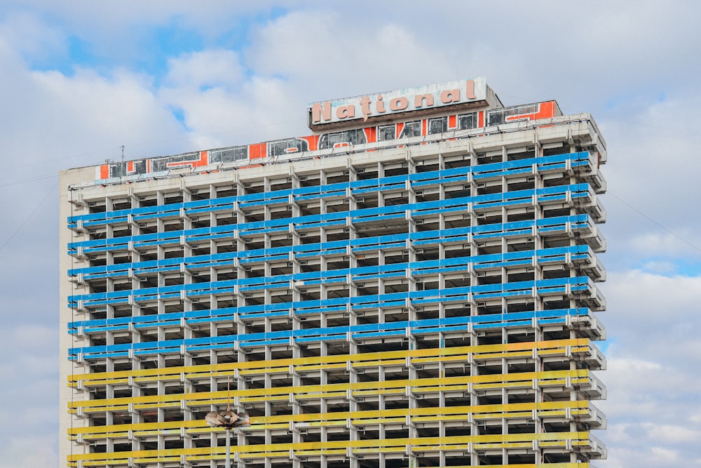 Un edificio muy alto con un letrero en la parte superior