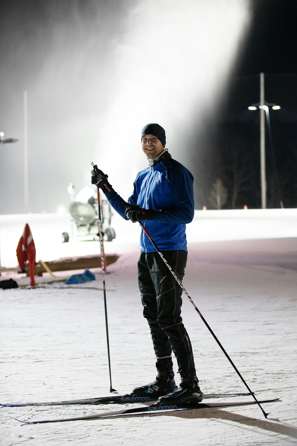 Un homme debout sur des skis dans la neige