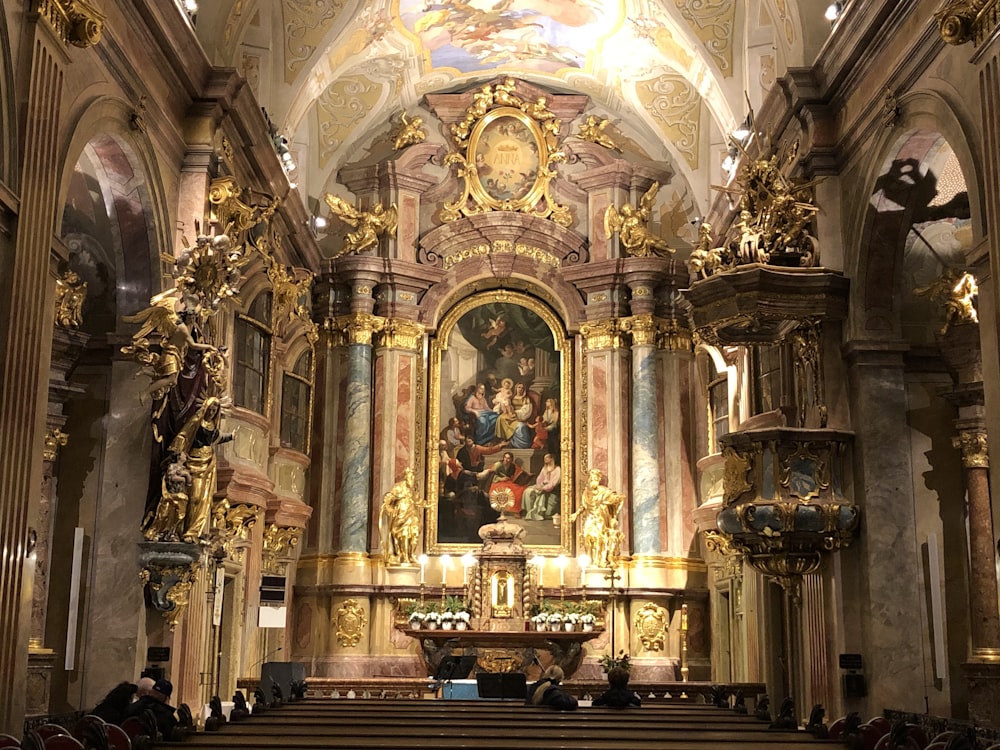 eine Kirche mit einem großen Gemälde an der Wand