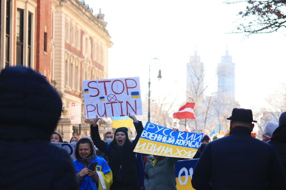 Un grupo de personas con carteles en la calle