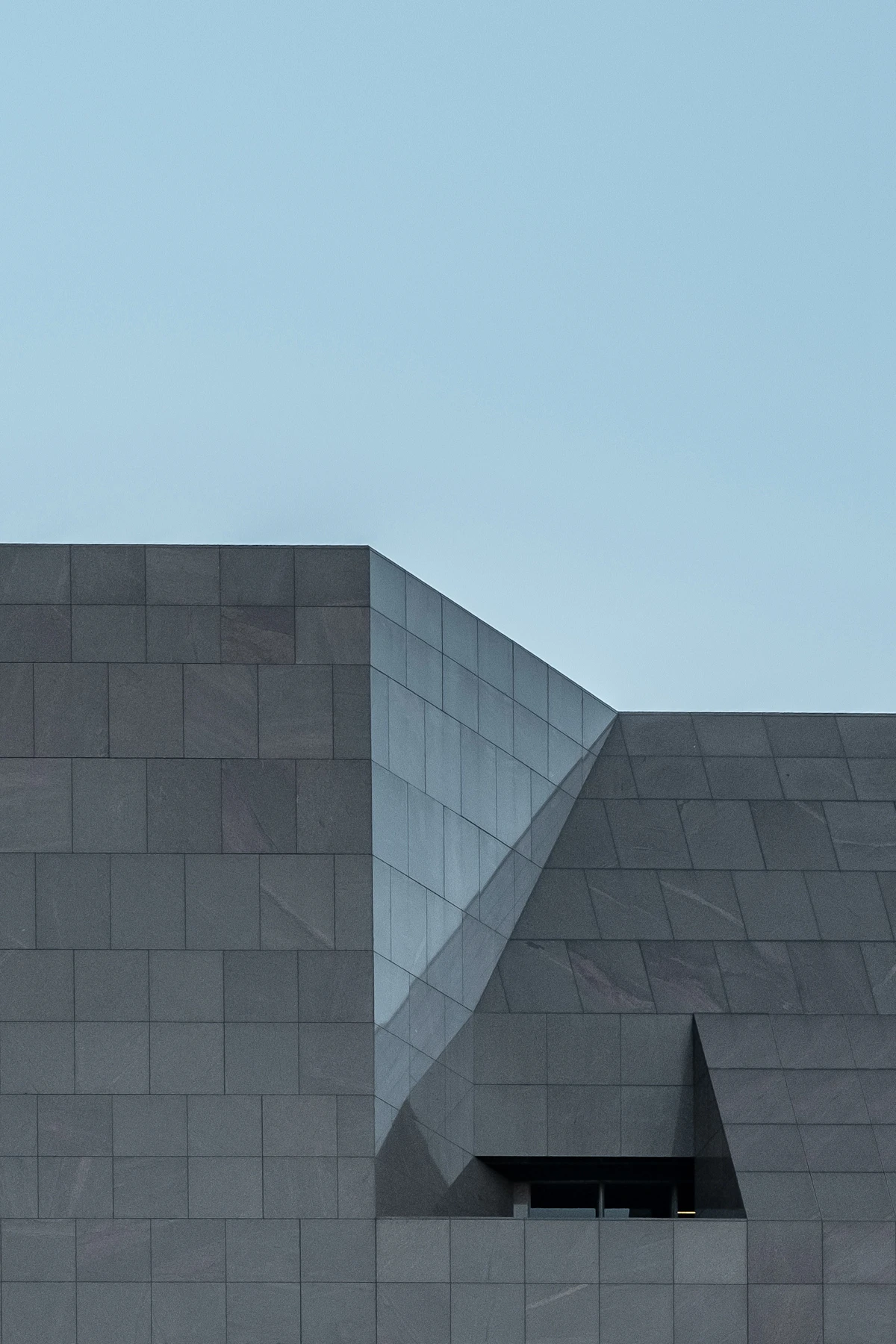 Volúmenes de piedra oscura de un edificio contemporáneo