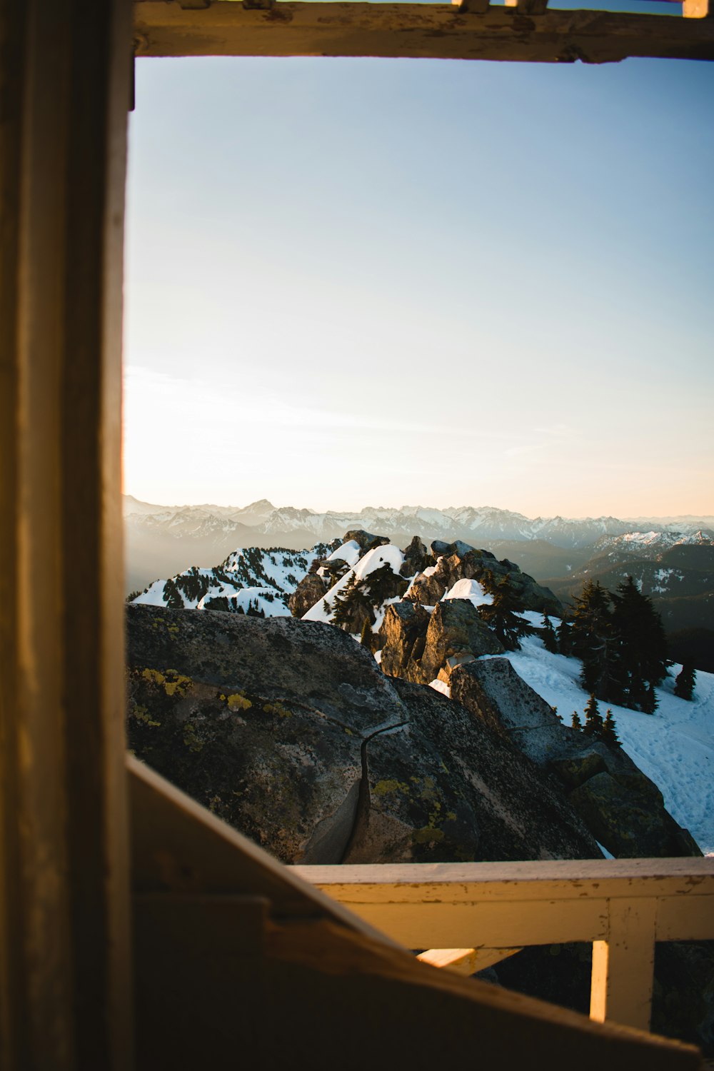 Blick aus dem Fenster auf einen verschneiten Berg