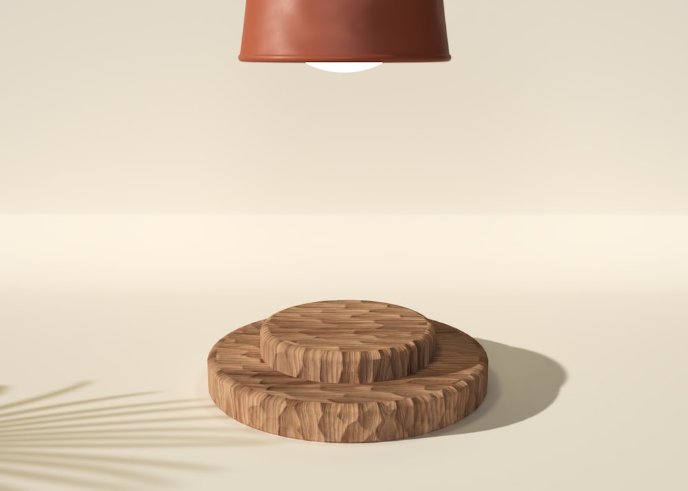 un oggetto di legno seduto sopra un tavolo bianco