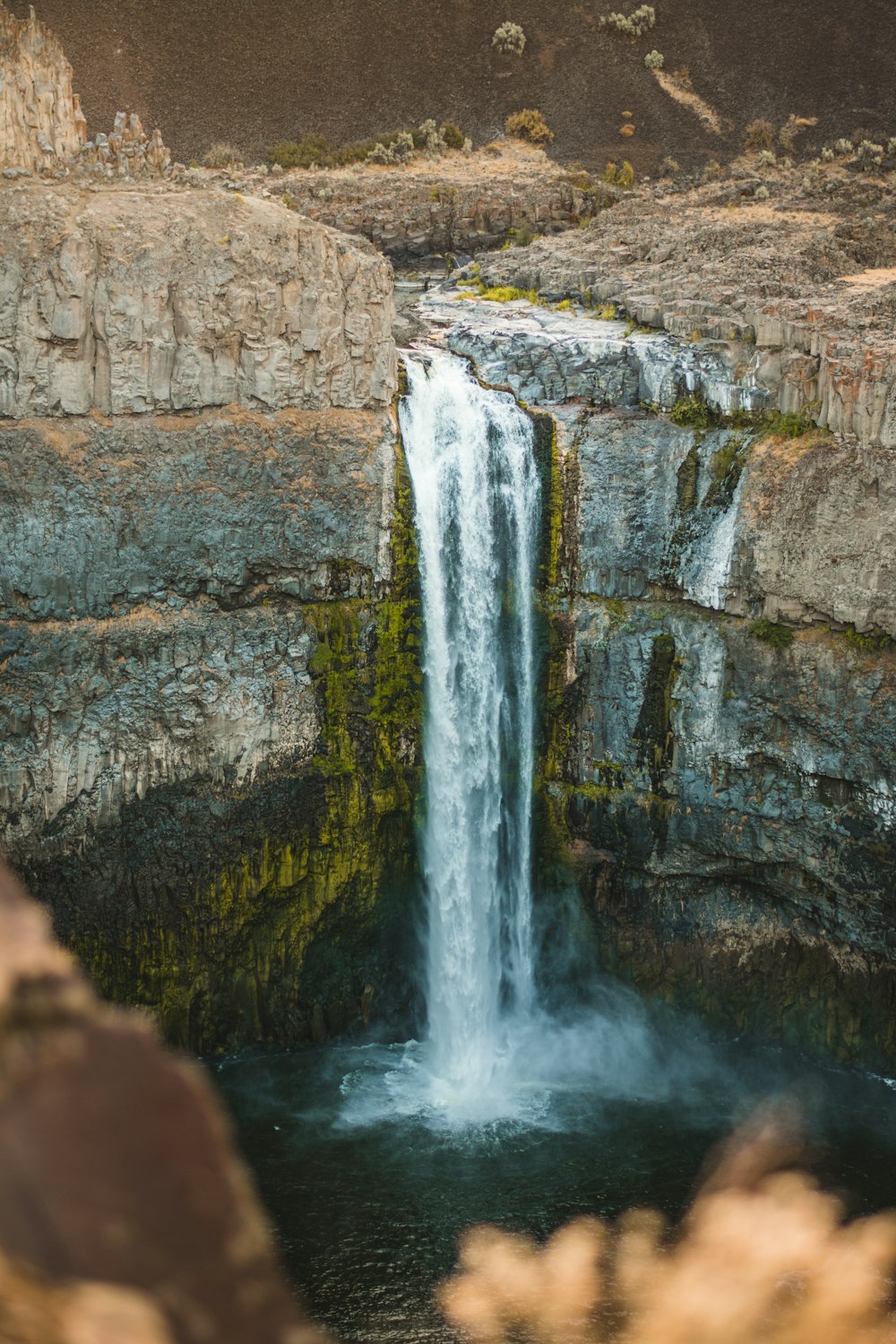 una cascada con agua saliendo de ella