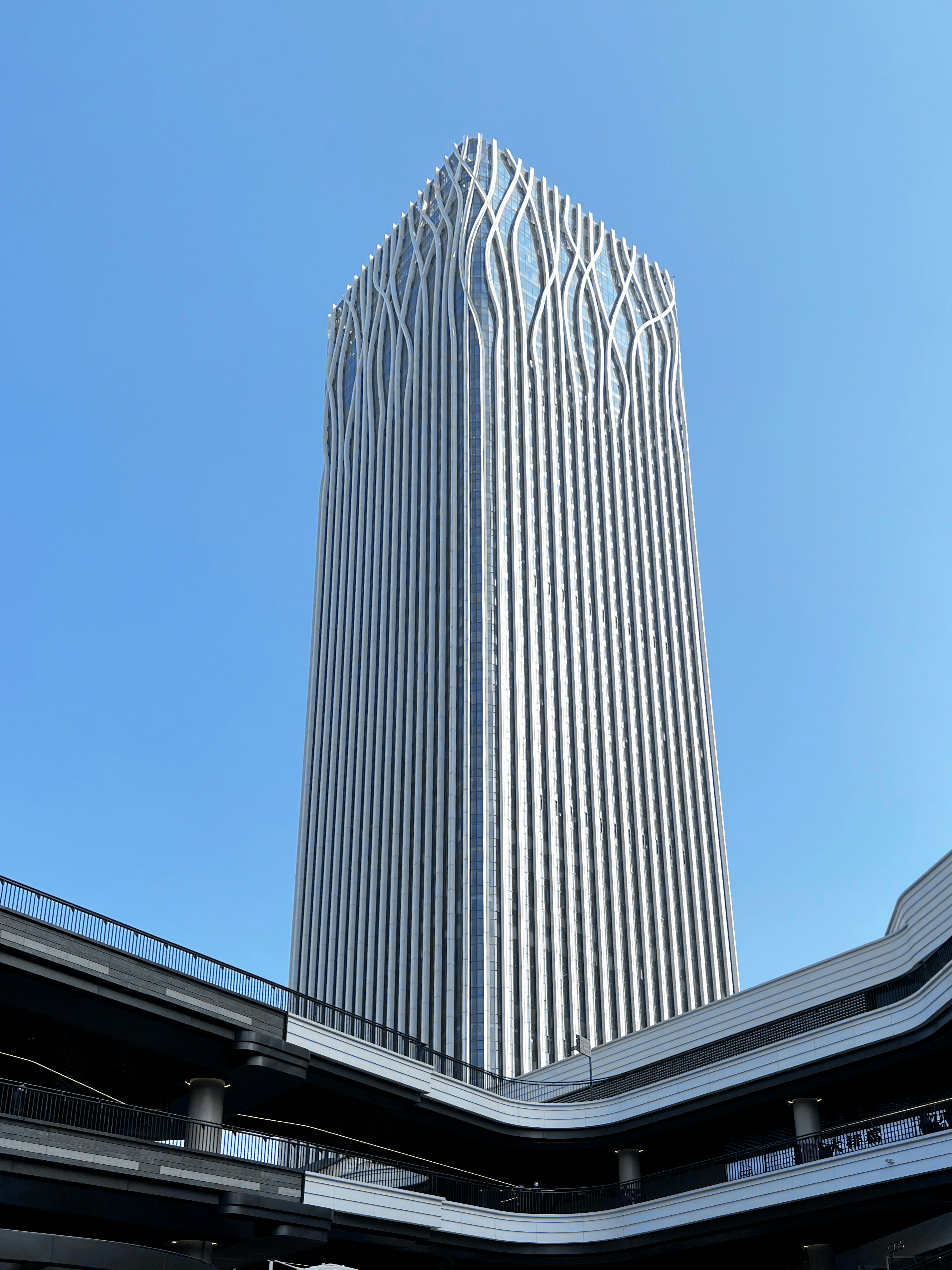 Ein sehr hohes Gebäude, das über einer Stadt thront