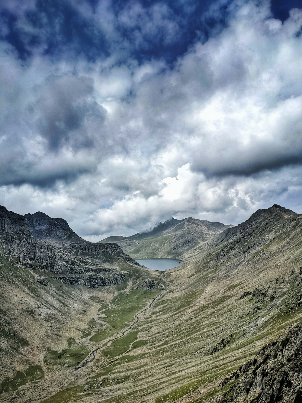 Una vista de una cadena montañosa con un lago en la distancia