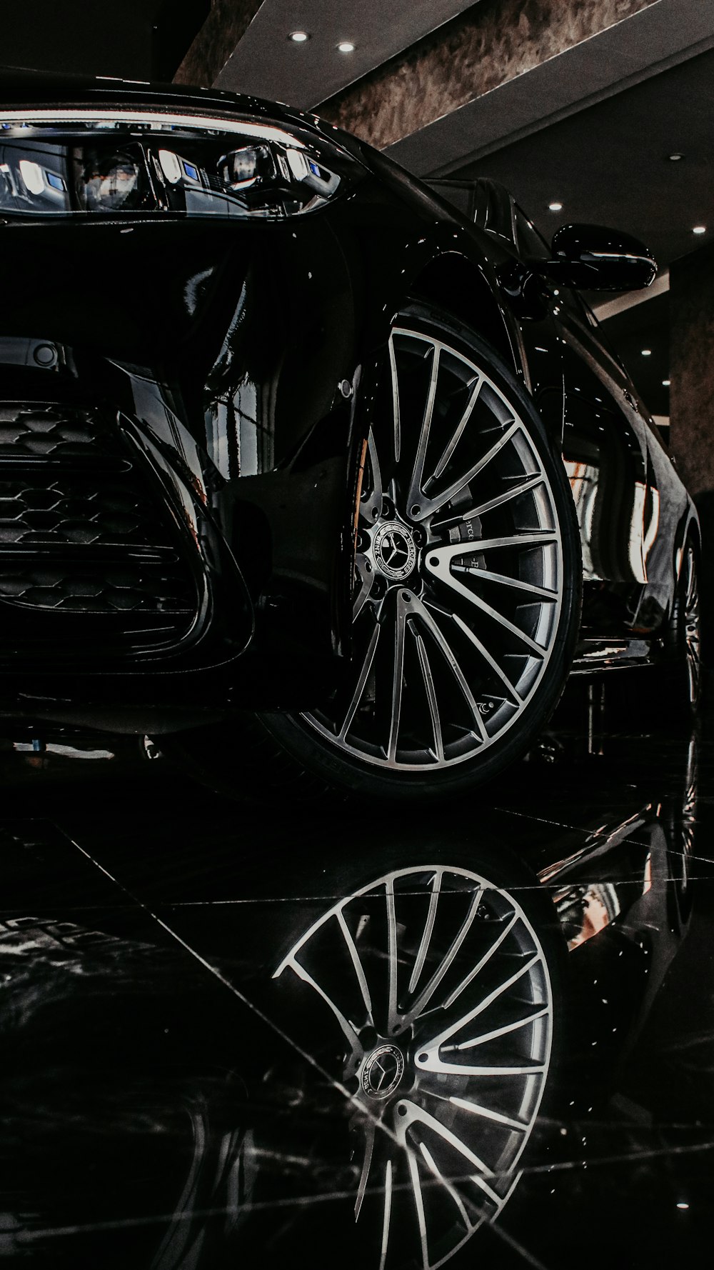 Ein schwarzer Sportwagen parkt in einem Showroom