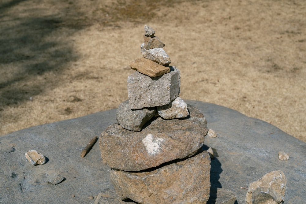 Una pila de rocas sentadas encima de una roca