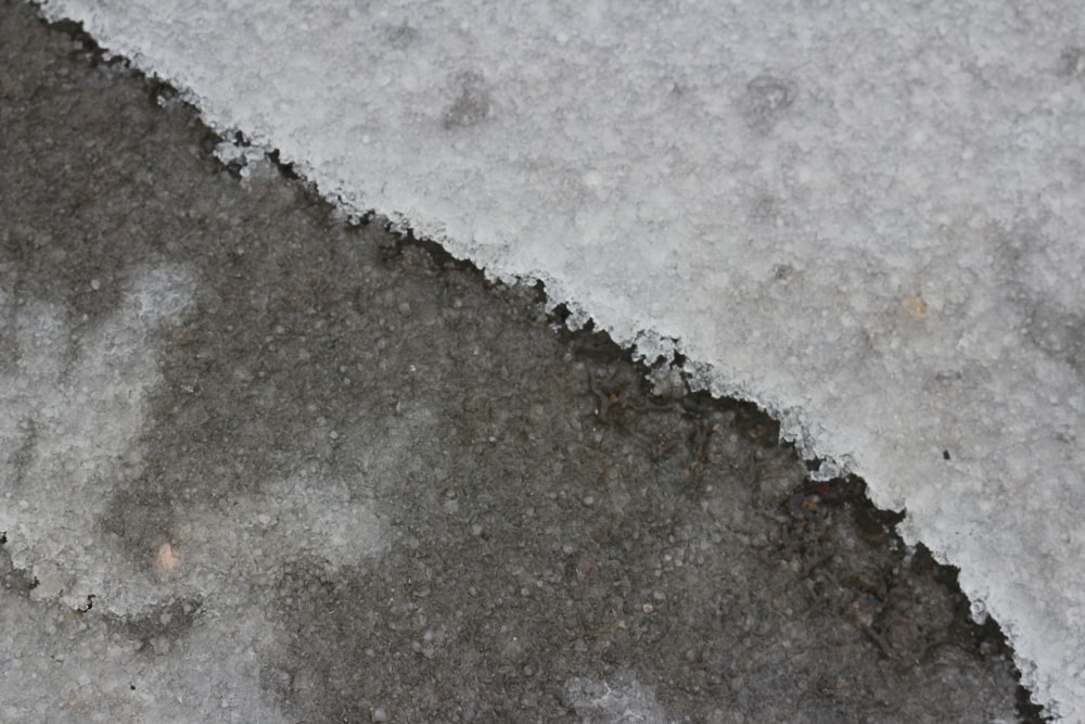 Un primer plano de nieve en el suelo