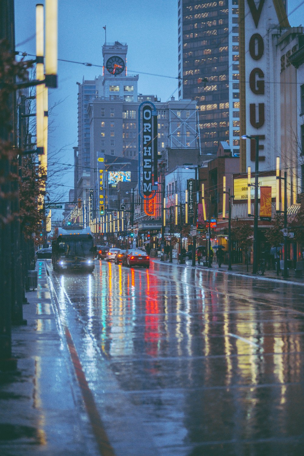 Una calle de la ciudad por la noche con coches conduciendo por ella